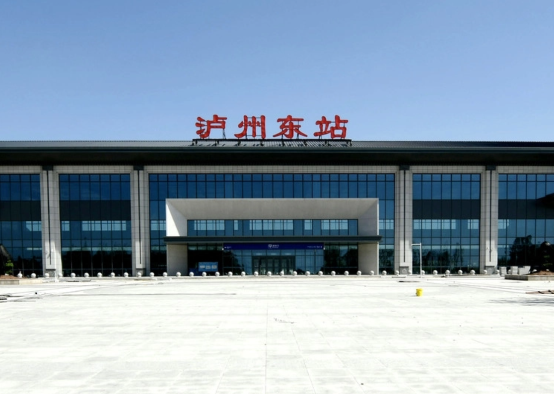 同位於四川省瀘州市的瀘州站與瀘州東站僅一字之差,但後者距離瀘州市區約30公里。