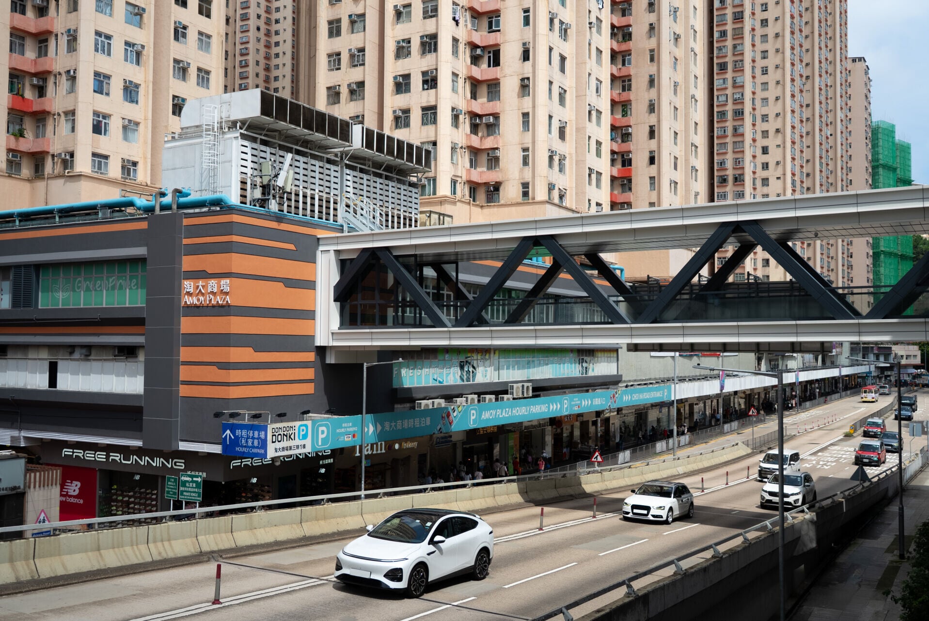 淘大行人天橋連接淘大商場、東九文化中心及九龍灣港鐵站(恒隆地產圖片)