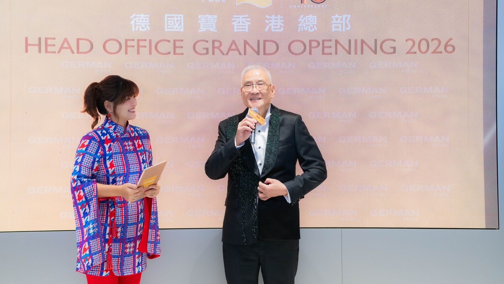 德國寶集團創辦人兼董事長陳國民博士, MH（右）於開幕典禮上與主持人香港資深電台DJ侯嘉明（左）及各位來賓分享德國寶45年來的點滴與品牌未來發展方向