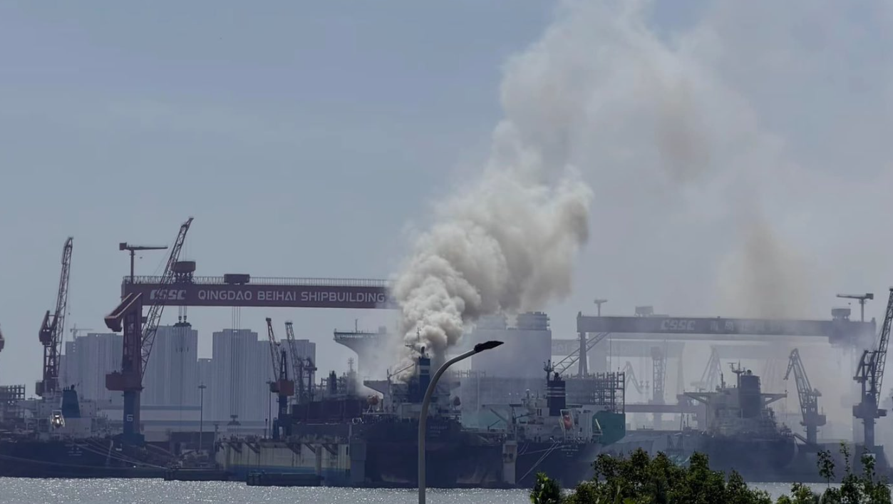 山東青島市北海造船有限公司一艘外籍貨輪靠港維修期間起火，造成重大人員傷亡。(X)