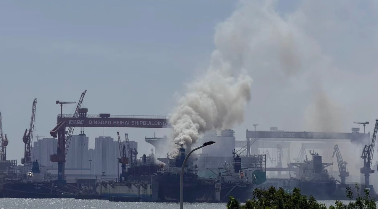 山東青島市北海造船有限公司一艘外籍貨輪靠港維修期間起火,造成重大人員傷亡。(X)