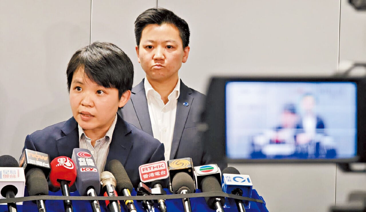 張巧儀(左)及陳麗如昨晚簡報案情。(鍾式明攝)