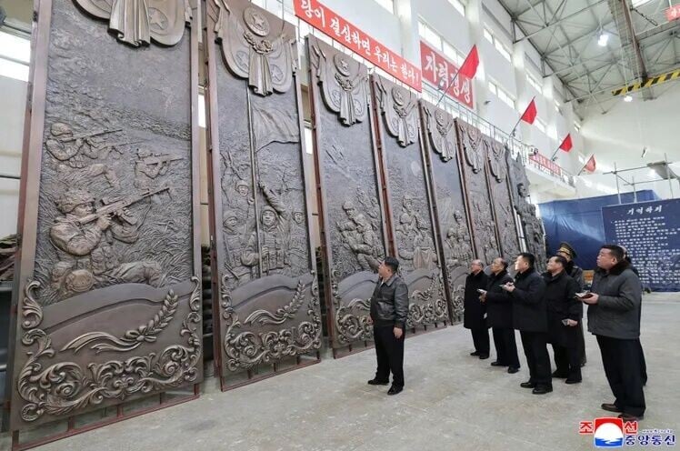 海外軍事作戰功勳紀念館雕像。(2026年1月25日。朝中社)
