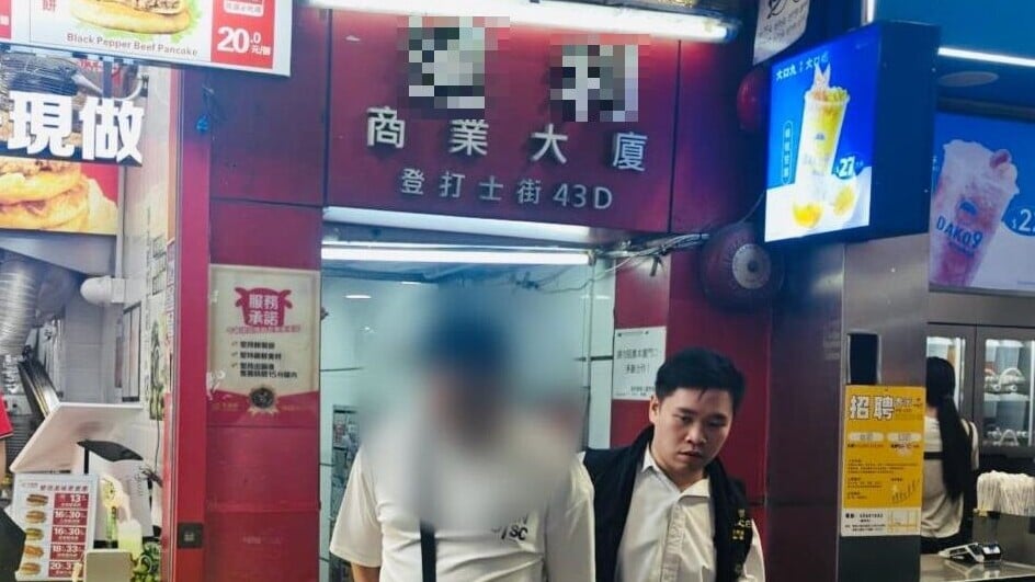 旺角警區人員在旺角登打士街一商業大廈拘捕一名39歲姓張本地男子，懷疑他租用該商廈單位作毒窟(警方圖片)