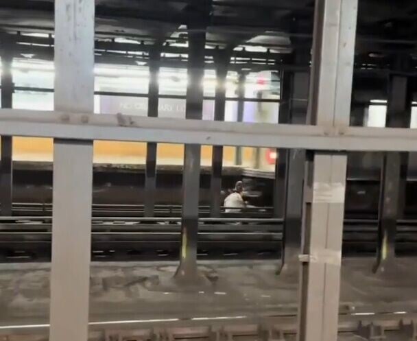 他們隨後遭一輛南向行駛的列車撞到,急救人員當場宣布兩人死亡。(X)