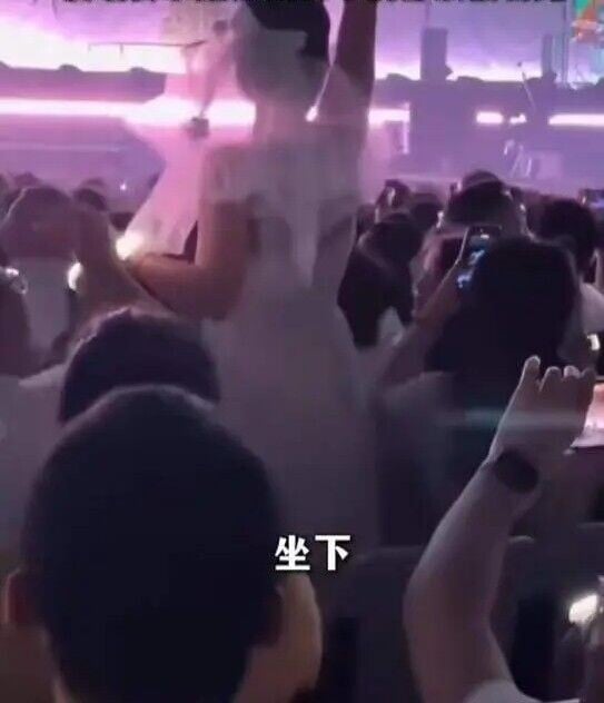 趙雷演唱會上,有情侶在前排觀察席求婚,引起大批視線受阻的觀眾高呼「坐下」