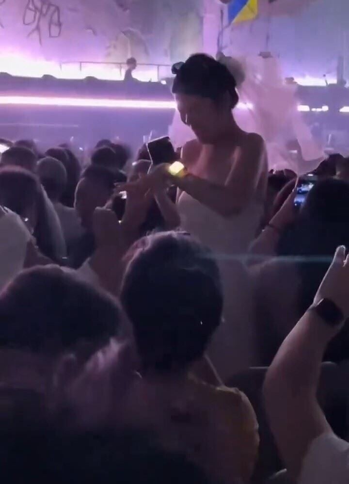 女方激動站起來,擋住不少觀眾視線
