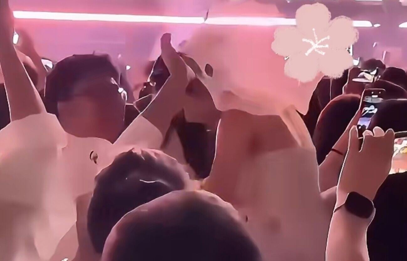 趙雷演唱會上,有情侶在前排觀察席求婚並向周圍觀眾拋撒喜糖