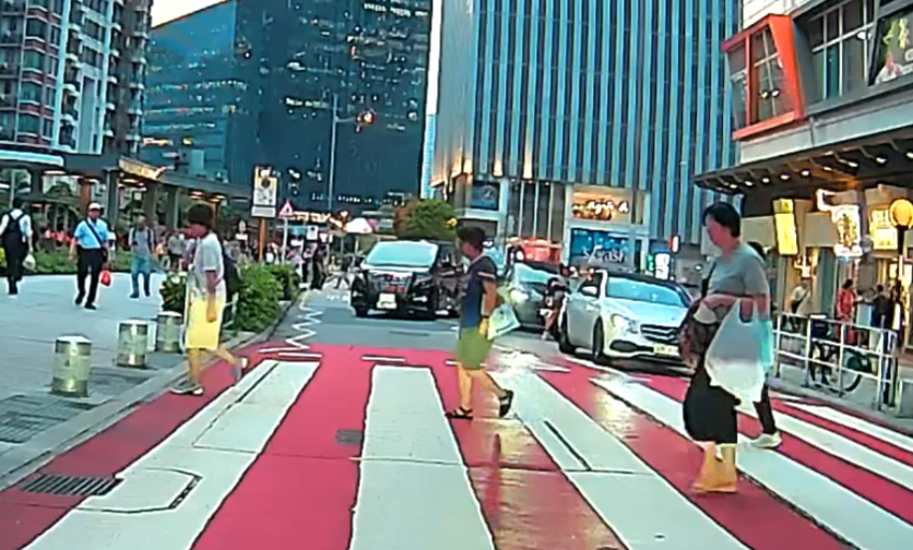 一輛掛兩地牌的七人車駛至啟德沐翠街晴朗商場對開一條斑馬線時疑「趕時間」,突然扭軚切出逆線「爬頭」強行橫越斑馬線。(車cam L(香港群組)fb)
