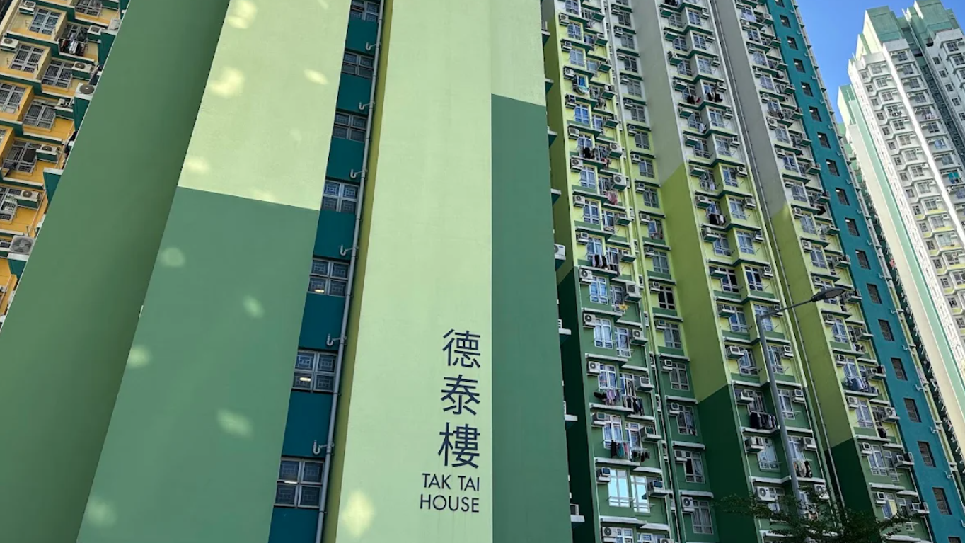 安泰邨保安員報案，指一名男童懷疑在德泰樓一單位被母親摑打。（Google/資料圖片）