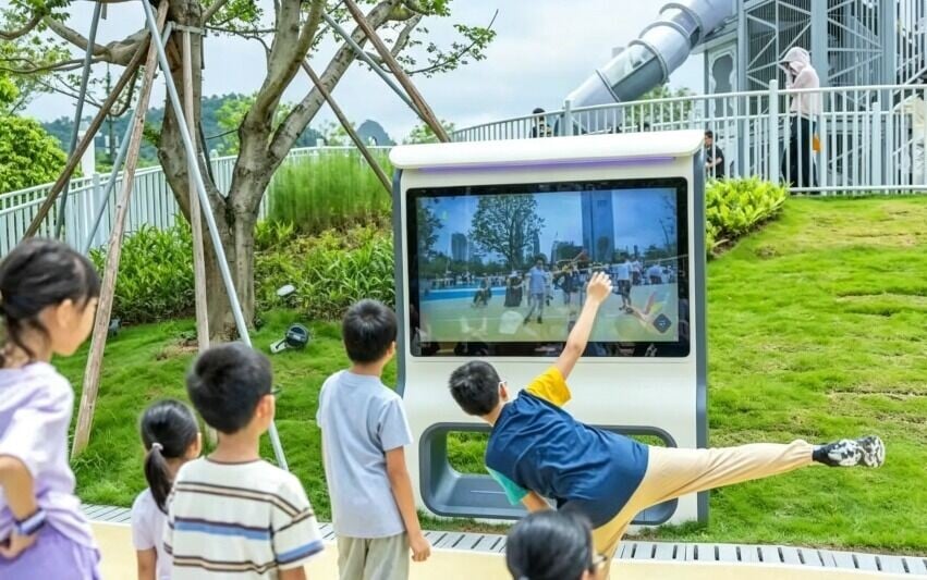AR互動屏結合體感技術與遊戲,孩子揮手踢腿即可互動,寓運動於玩樂。(圖片來源:Park Shenzhen)