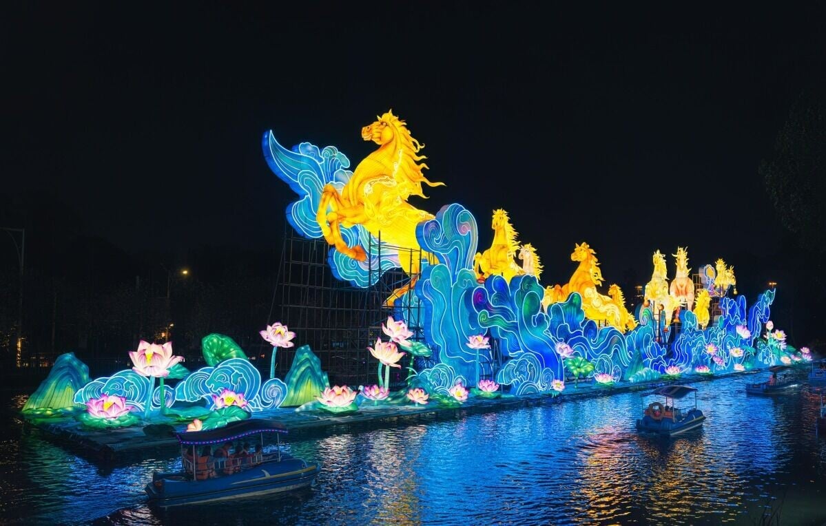 越秀公園新春燈會,花燈璀璨,與古建園林相映成趣,是廣州春節必賞盛事。(圖片來源:視覺中國)
