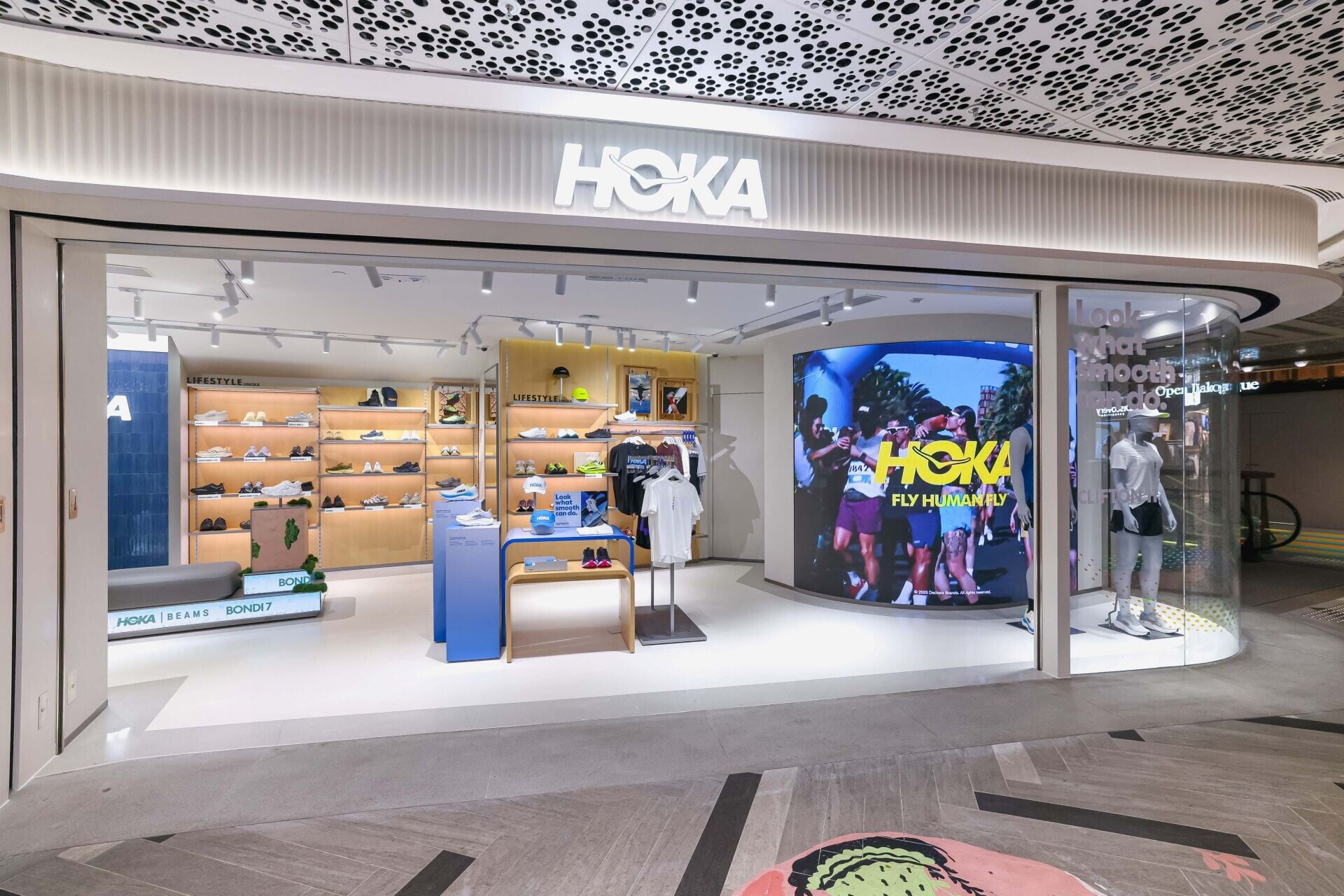 新店以維多利亞港的海岸線與城市節奏為設計靈感,透過流線布局、光影及材質變化,營造輕盈而具動感的購物體驗。