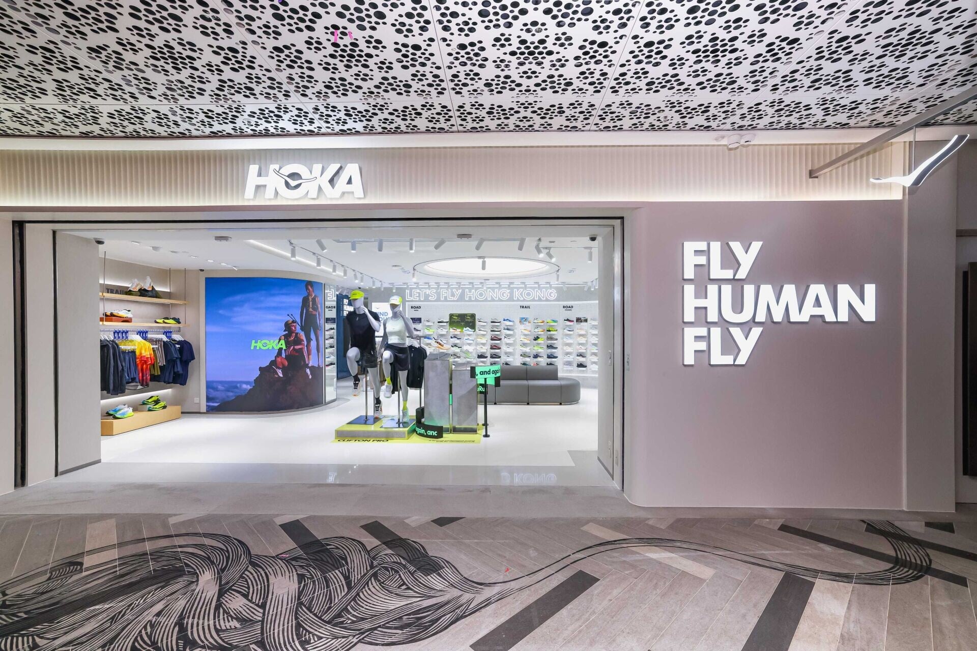 專門店外牆展示品牌標語「FLY HUMAN FLY」,並以「LET’S FLY HONG KONG」為主題