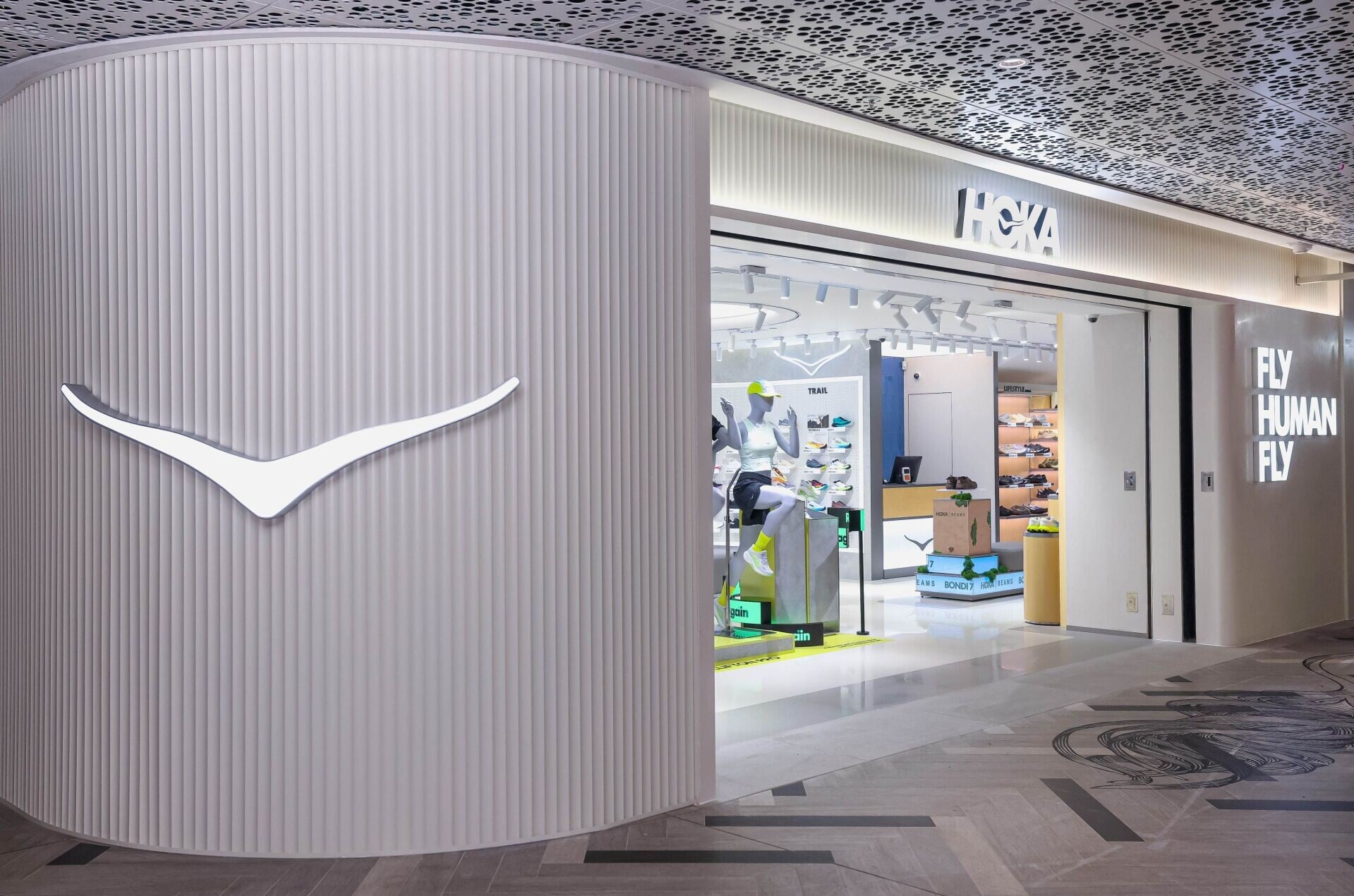 新店以維多利亞港的海岸線與城市節奏為設計靈感,透過流線布局、光影及材質變化,營造輕盈而具動感的購物體驗。