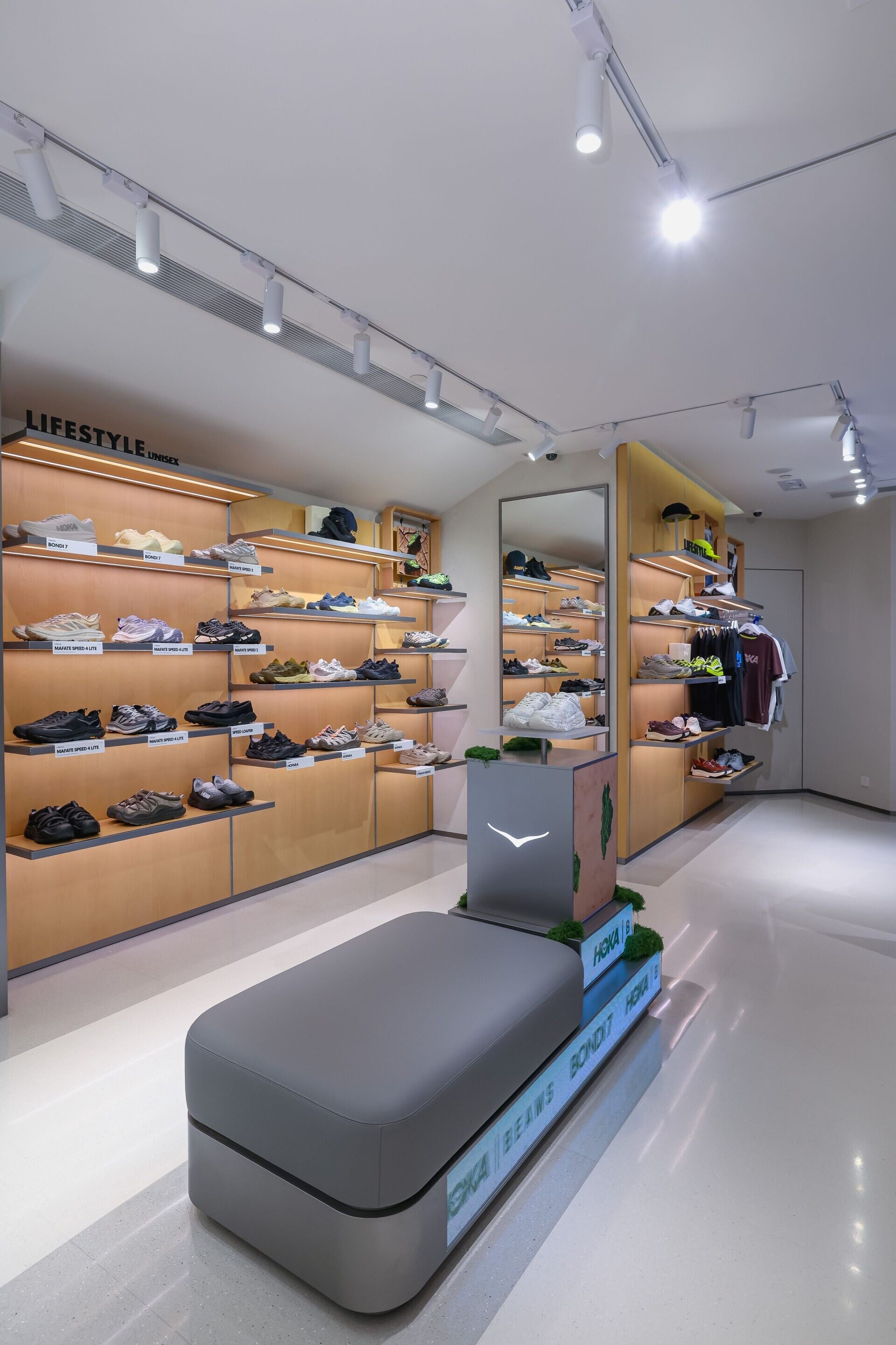 新店以維多利亞港的海岸線與城市節奏為設計靈感,透過流線布局、光影及材質變化,營造輕盈而具動感的購物體驗。