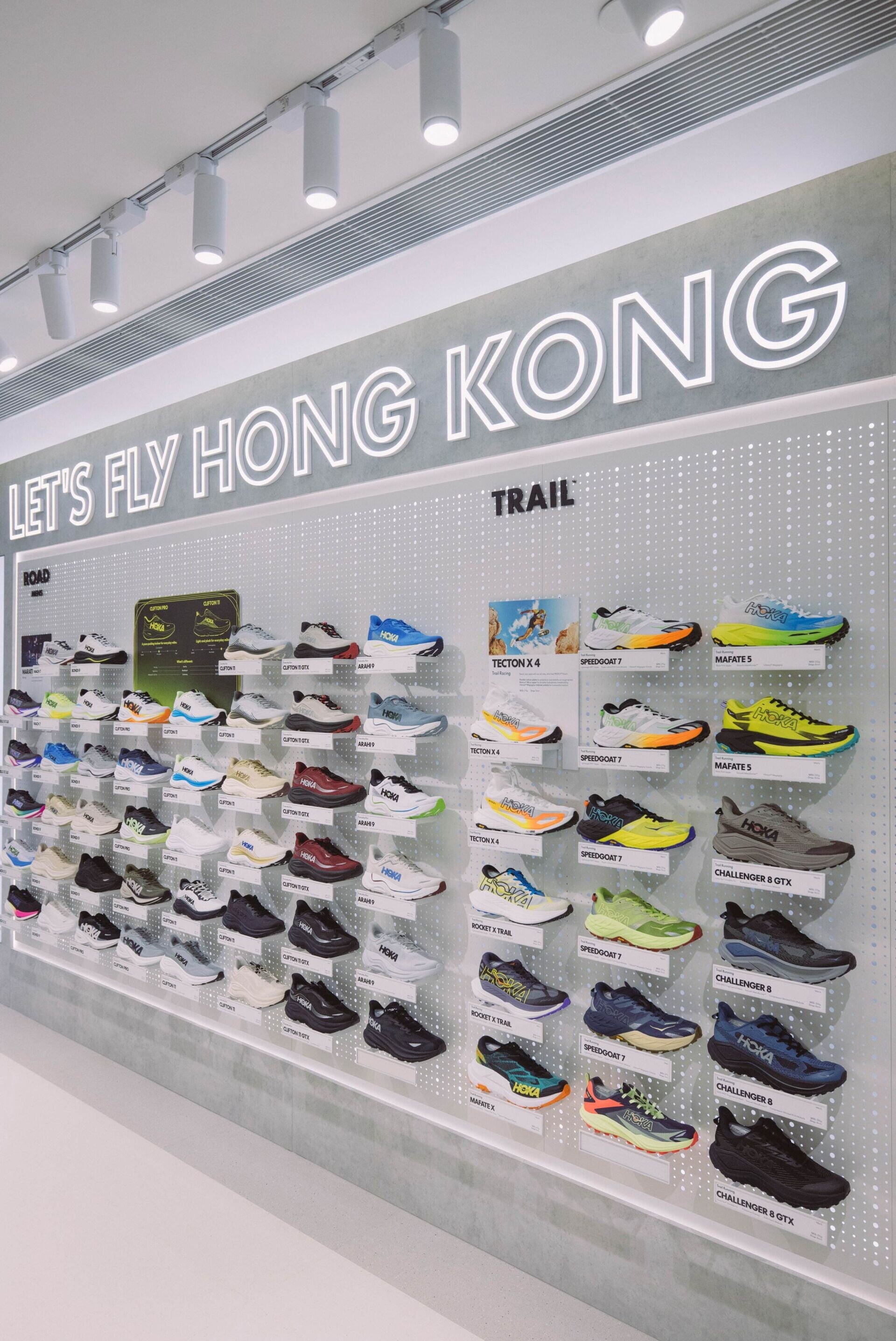 專門店外牆展示品牌標語「FLY HUMAN FLY」,並以「LET’S FLY HONG KONG」為主題