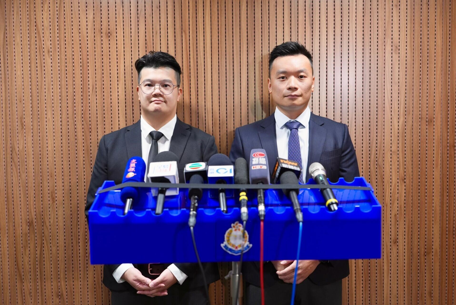 機場警區署理警司黃遠司及刑事情報及支援組督察李俊謙。