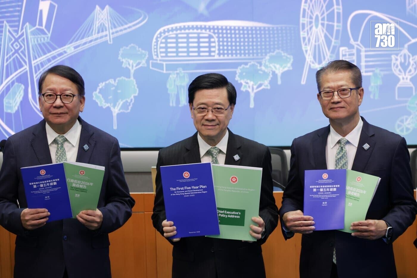行政長官李家超公布香港首份五年規劃及施政報告後,下午3時半在政府總部舉行記者會。(吳康琦攝)