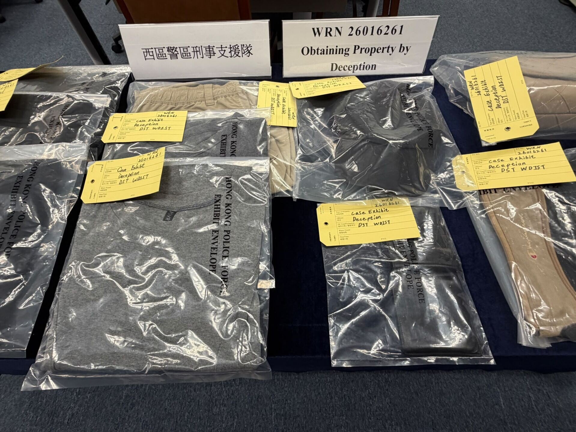 警方檢獲大量證物作進一步檢驗,包括多部流動電話。