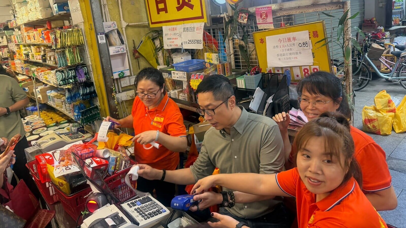 1.馬浚偉到訪沙頭角分銷商親自做收銀員