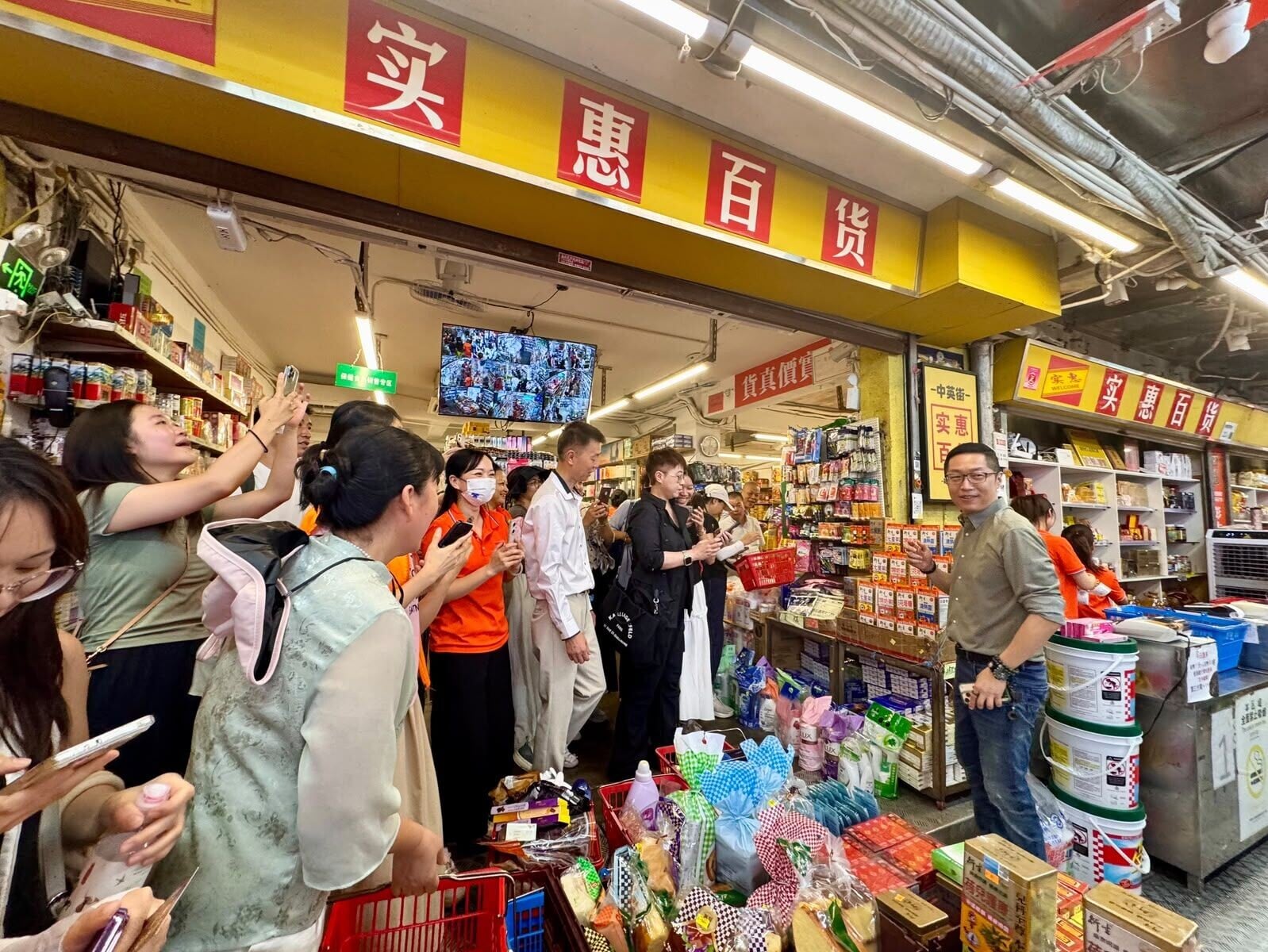 4.馬浚偉到訪沙頭角分銷商引哄動