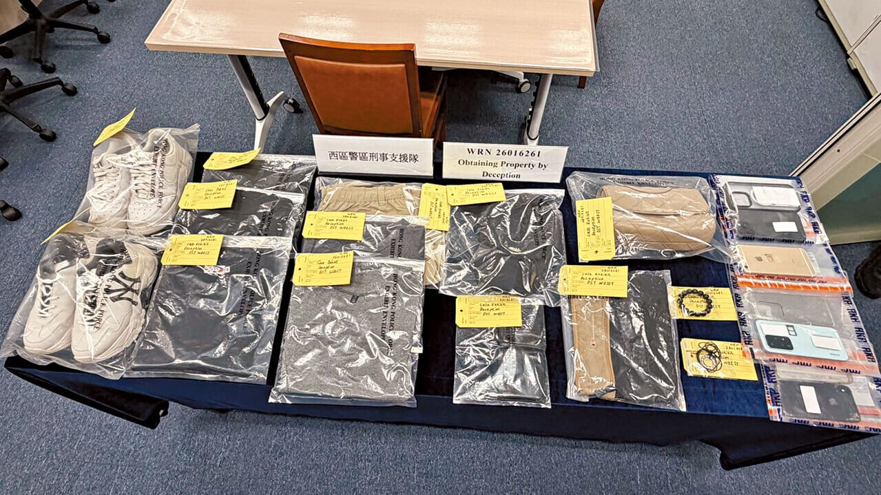 警方展示檢獲證物。轉數快騙案