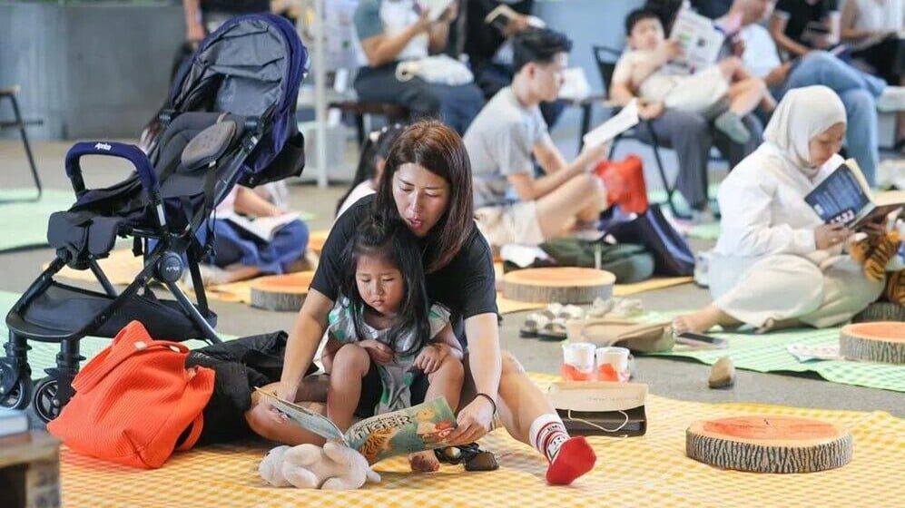 新加坡奇招對抗「末日滑手機」，睇書儲分換現金。(X)