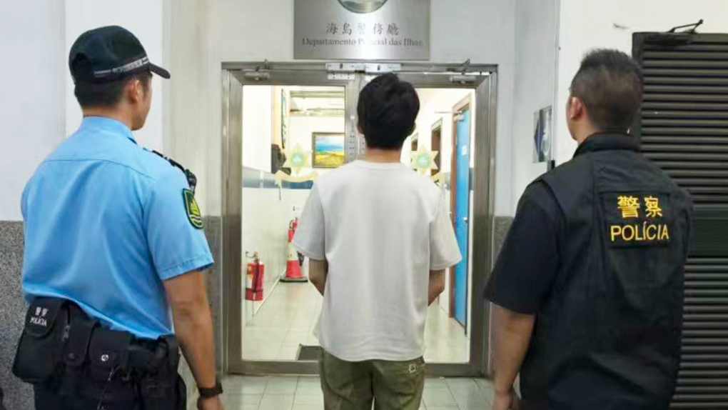 澳門一間大學的20歲內地男生於校園偷拍女同學如廁被捕。(澳門治安警圖片)