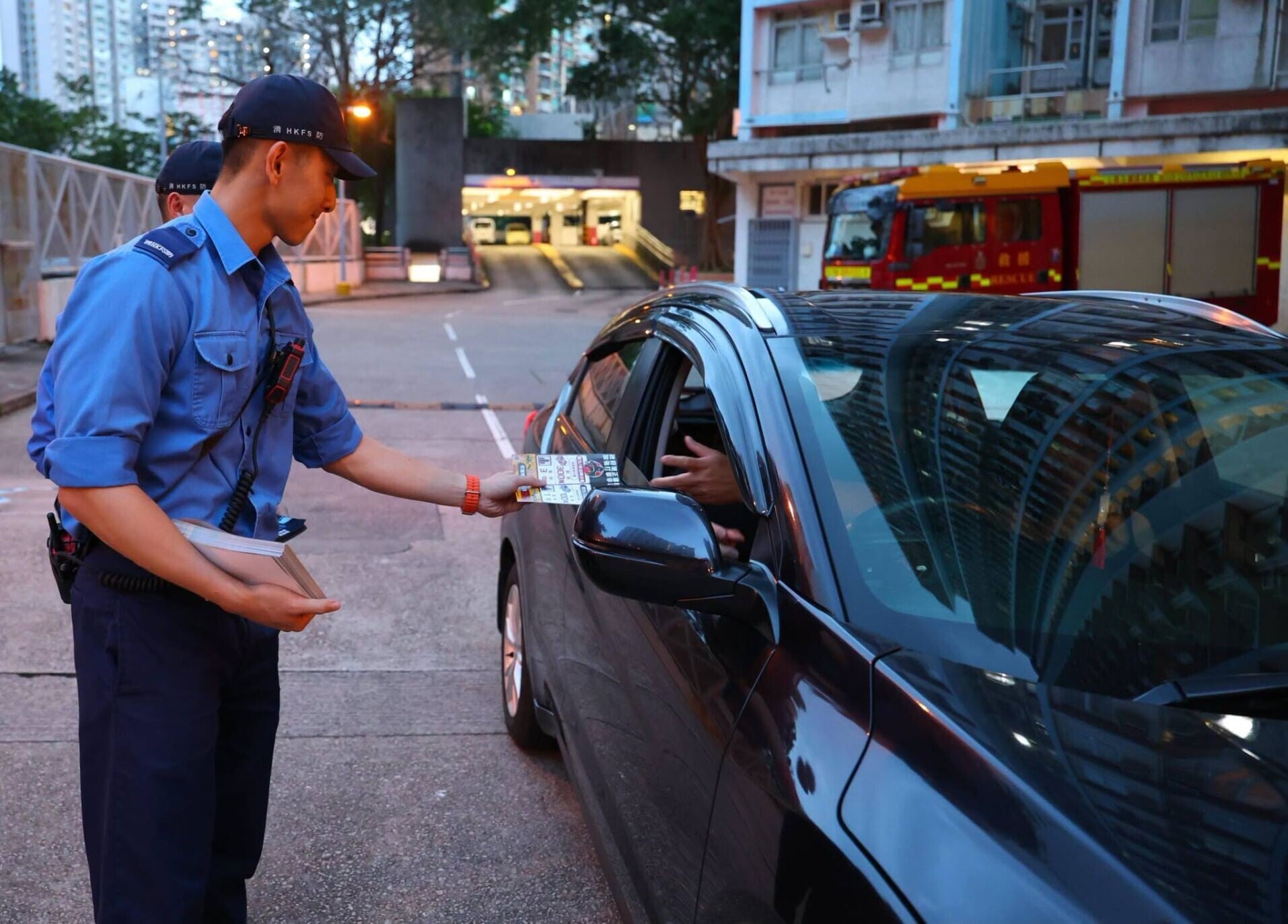 慈樂邨停車場七人車漏油揭為非法油站,消防檢逾900公升汽油截查內地男。(香港消防處)