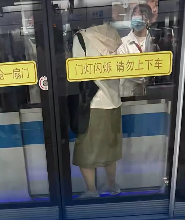 上海地鐵一名女子乘客「衝門」失敗,慘被夾於列車車門與月台幕門之間(影片截圖)