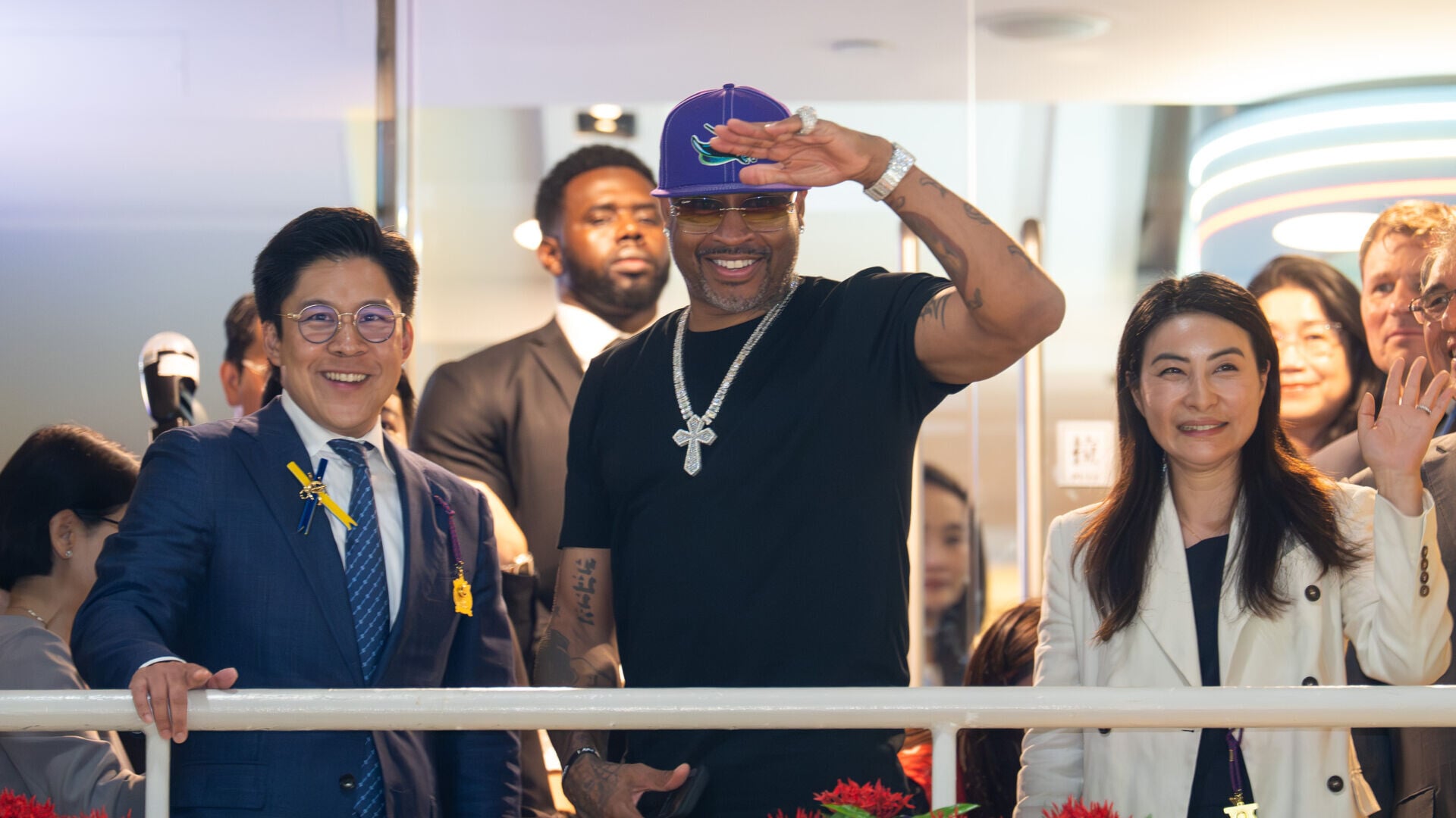 NBA傳奇球星艾佛遜（中）在跑馬地馬場廂房露台與馬會董事霍啟剛（左）及其妻子郭晶晶（右）向馬迷揮手致意。.jpg