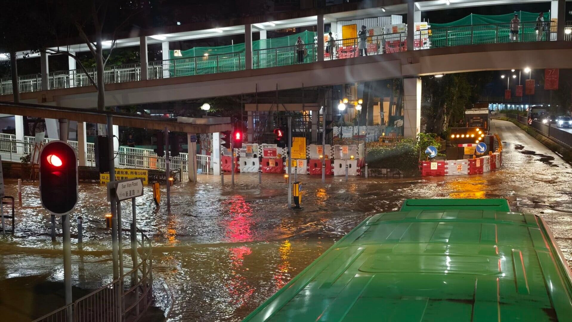 粉嶺新運路爆水管大量黃泥水湧出　多條巴士線路改道