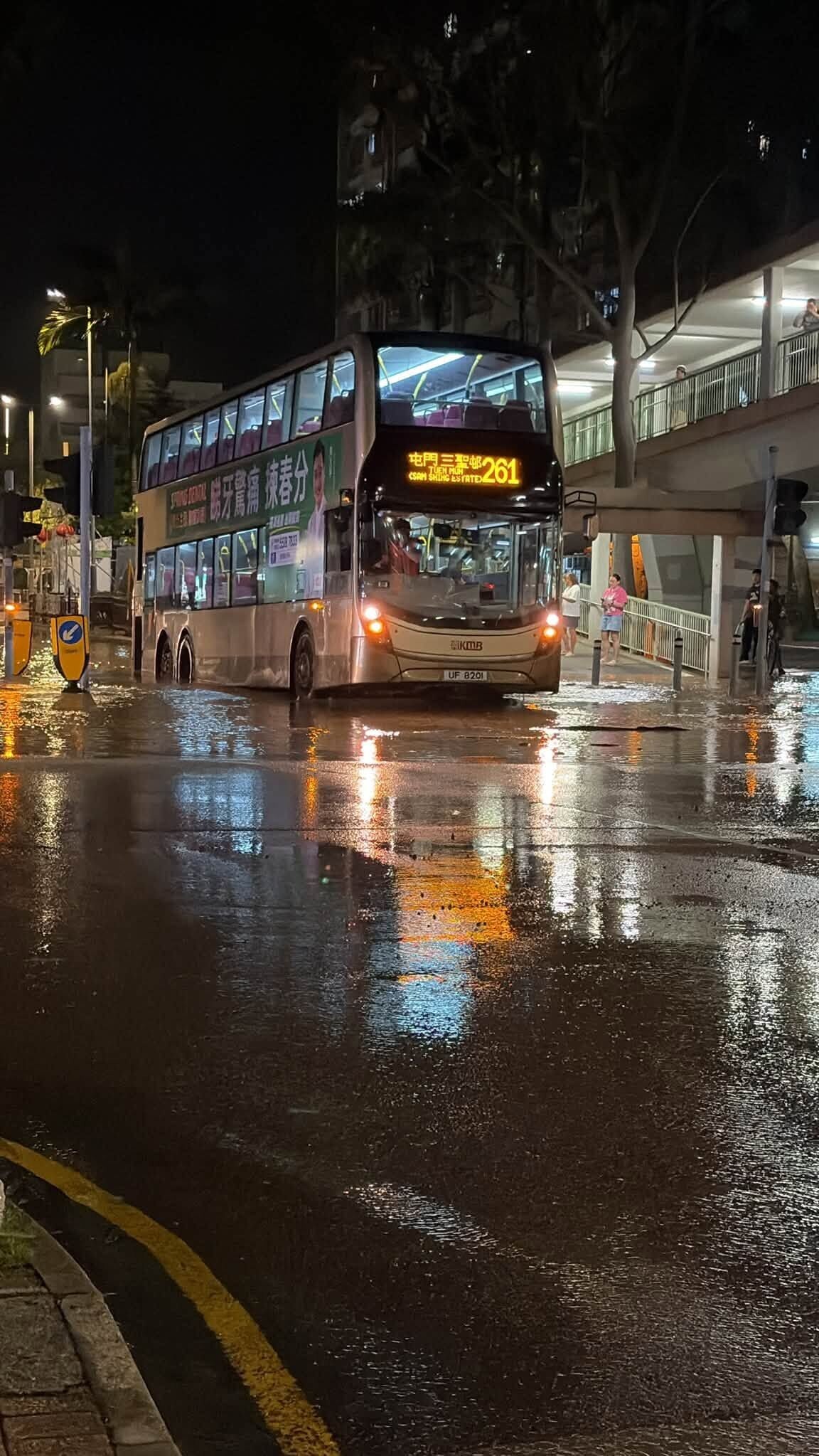 粉嶺新運路爆水管大量黃泥水湧出。(北區之友 Friends of North District (上水、粉嶺、沙頭角和打鼓嶺))