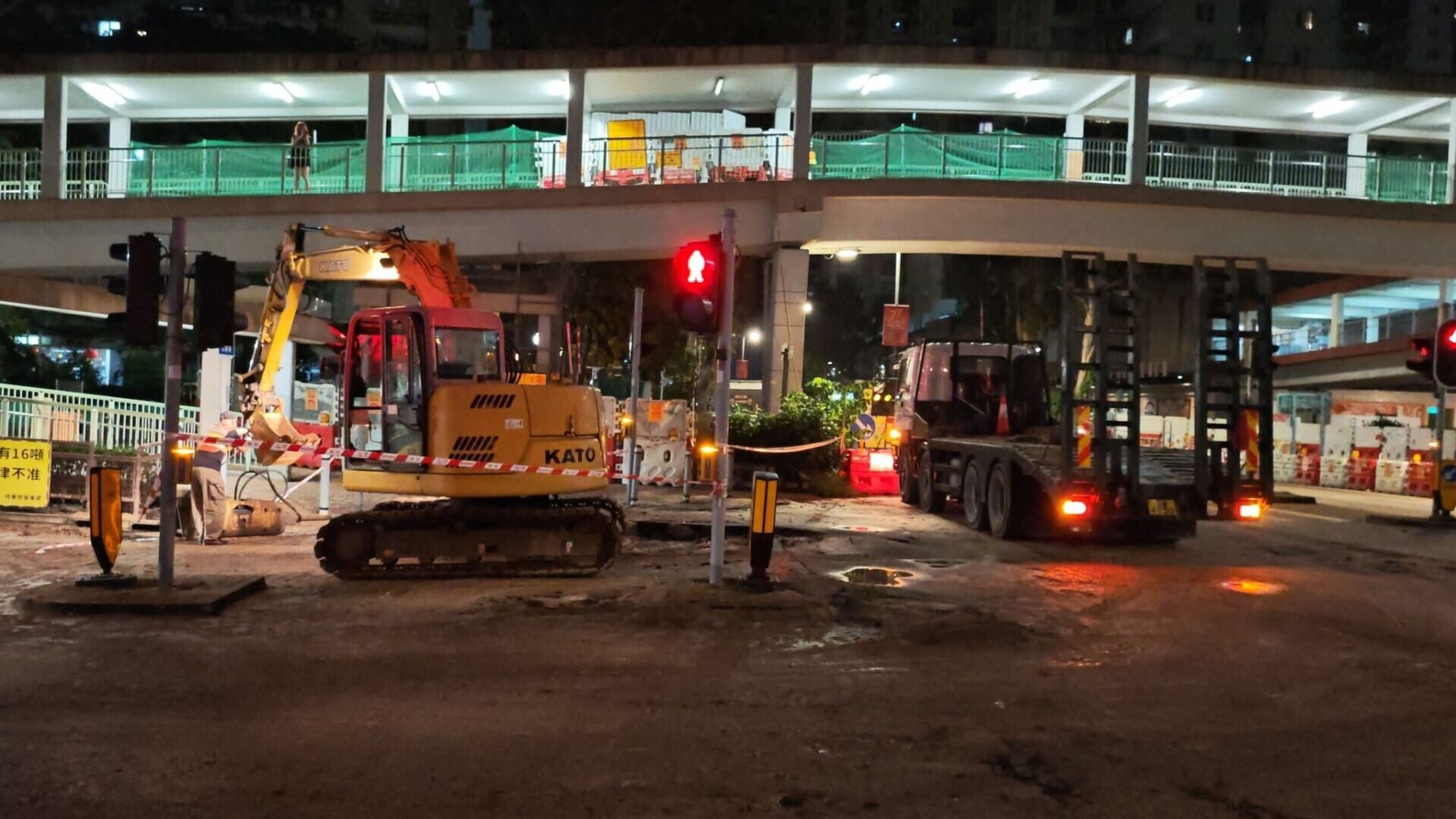 粉嶺新運路爆水管大量黃泥水湧出。(祥華社區生活誌)