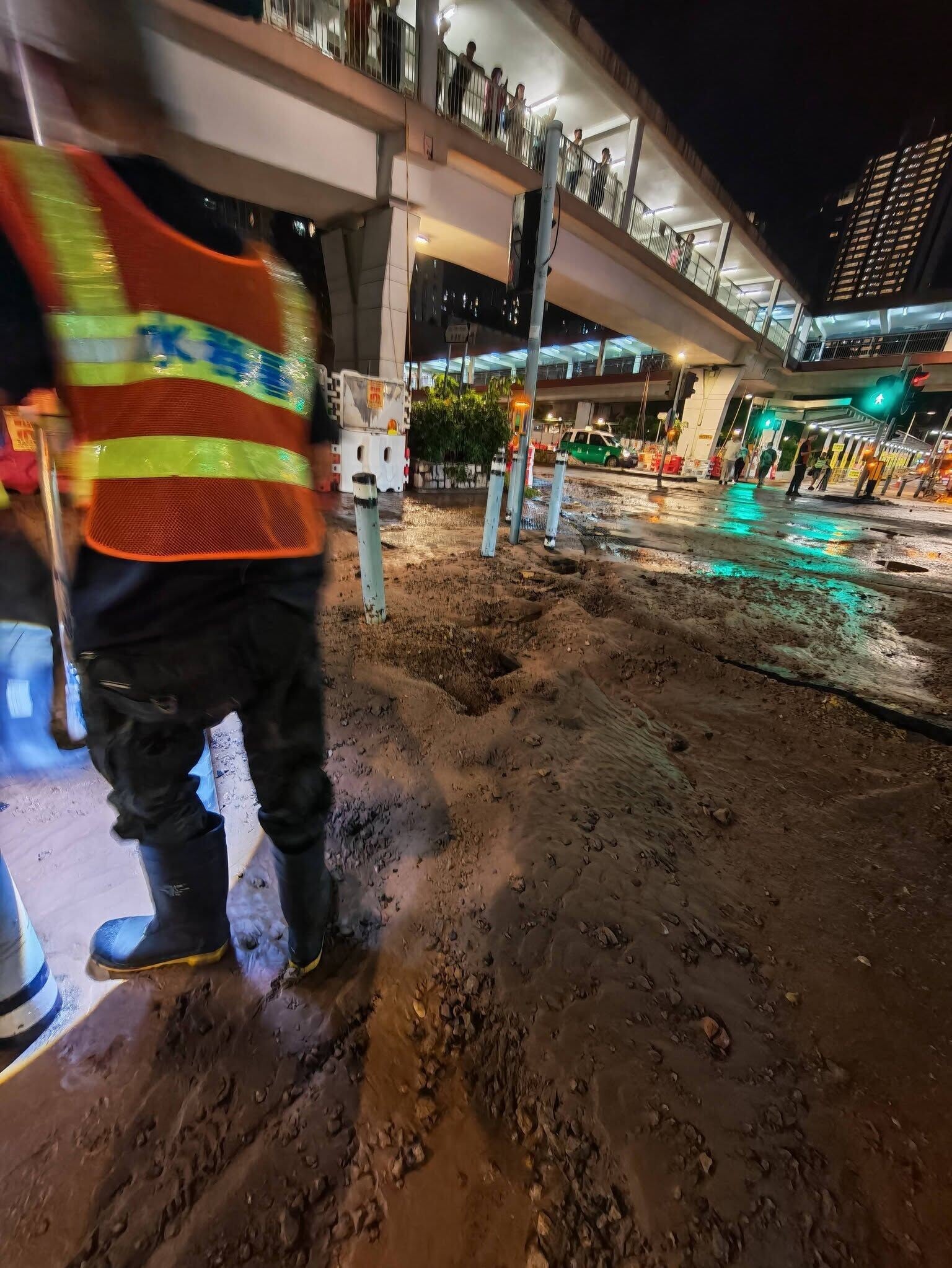 粉嶺新運路爆水管大量黃泥水湧出。(祥華社區生活誌)