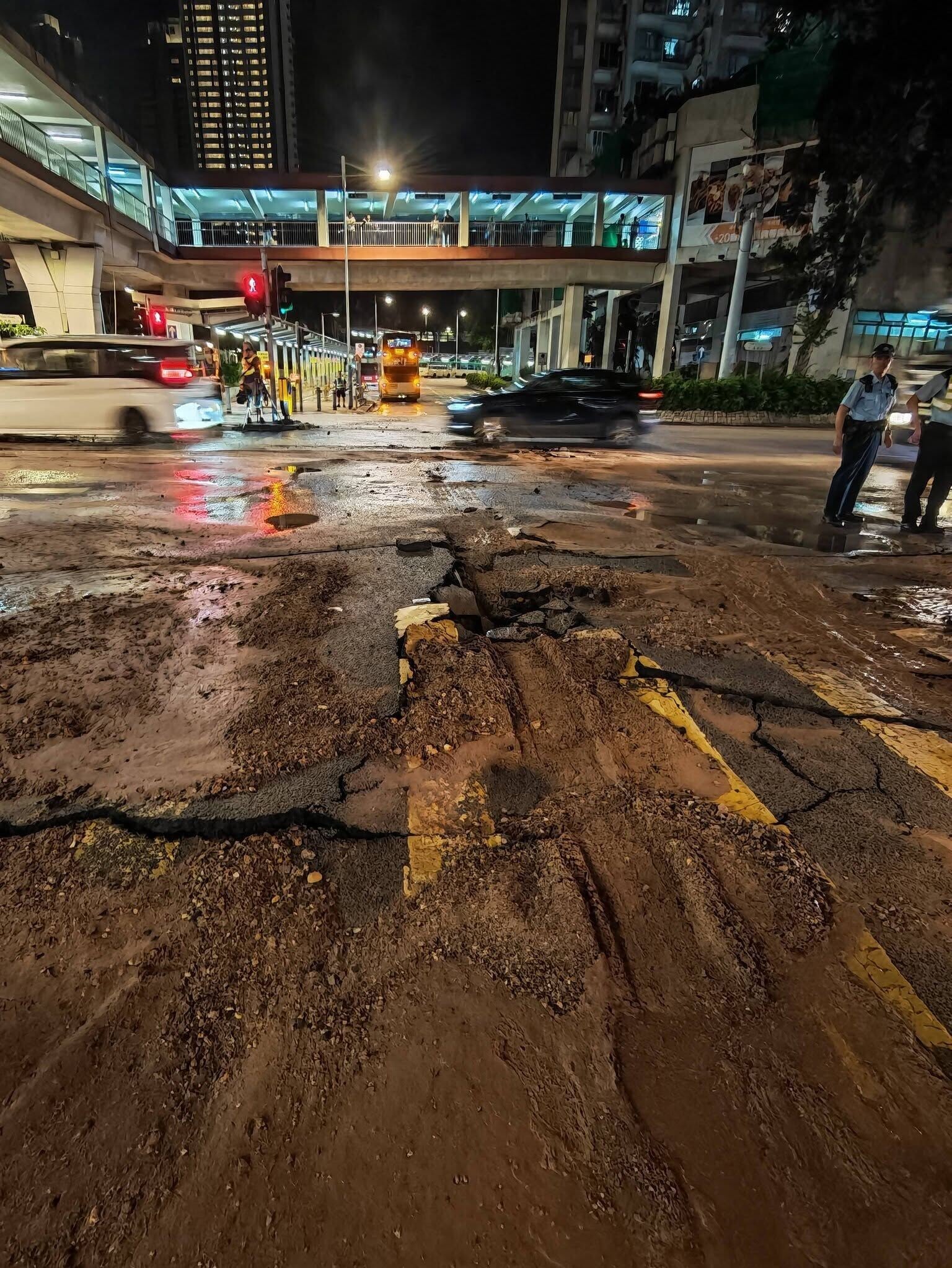 粉嶺新運路爆水管大量黃泥水湧出。(祥華社區生活誌)