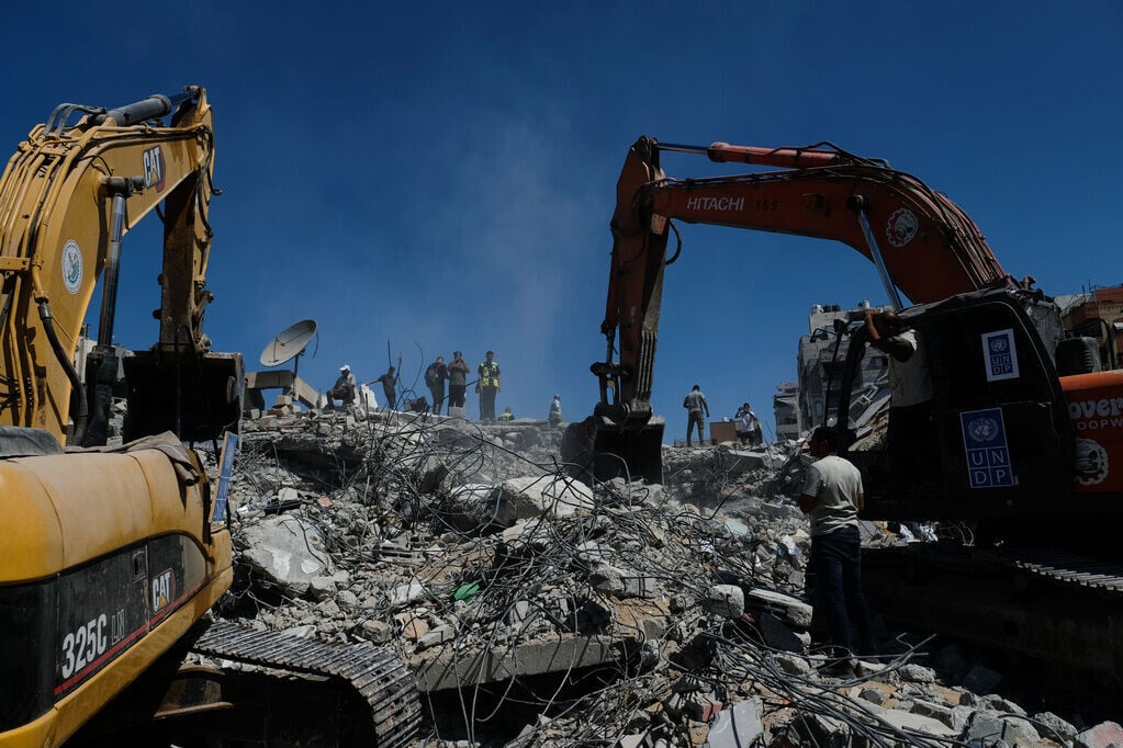 巴勒斯坦加沙一棟早前在以色列空襲中受損的住宅大樓,9月16日凌晨突然倒塌(AP)