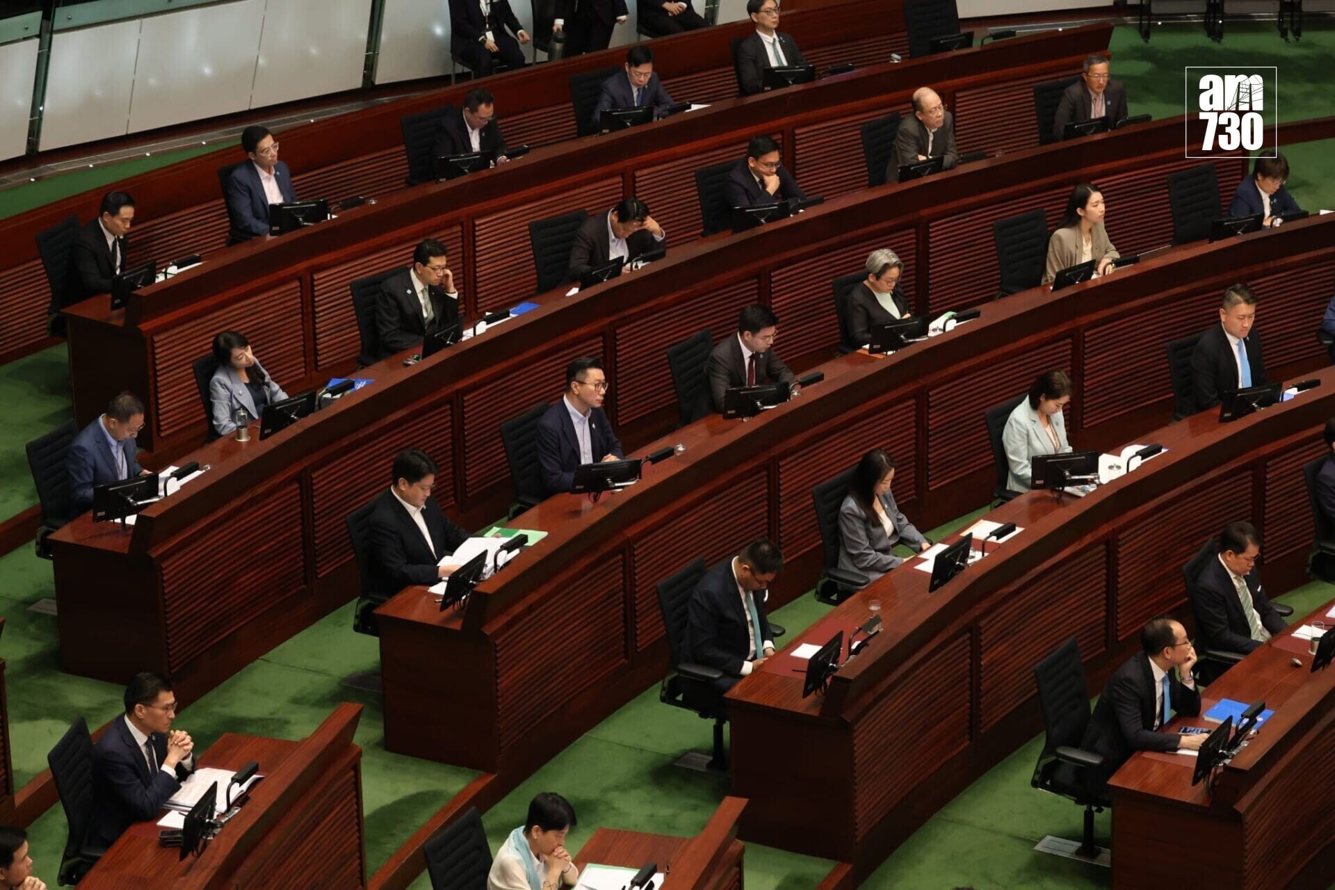 行政長官李家超今日就香港首份五年規劃及施政報告,出席立法會交流答問會(周令知攝)