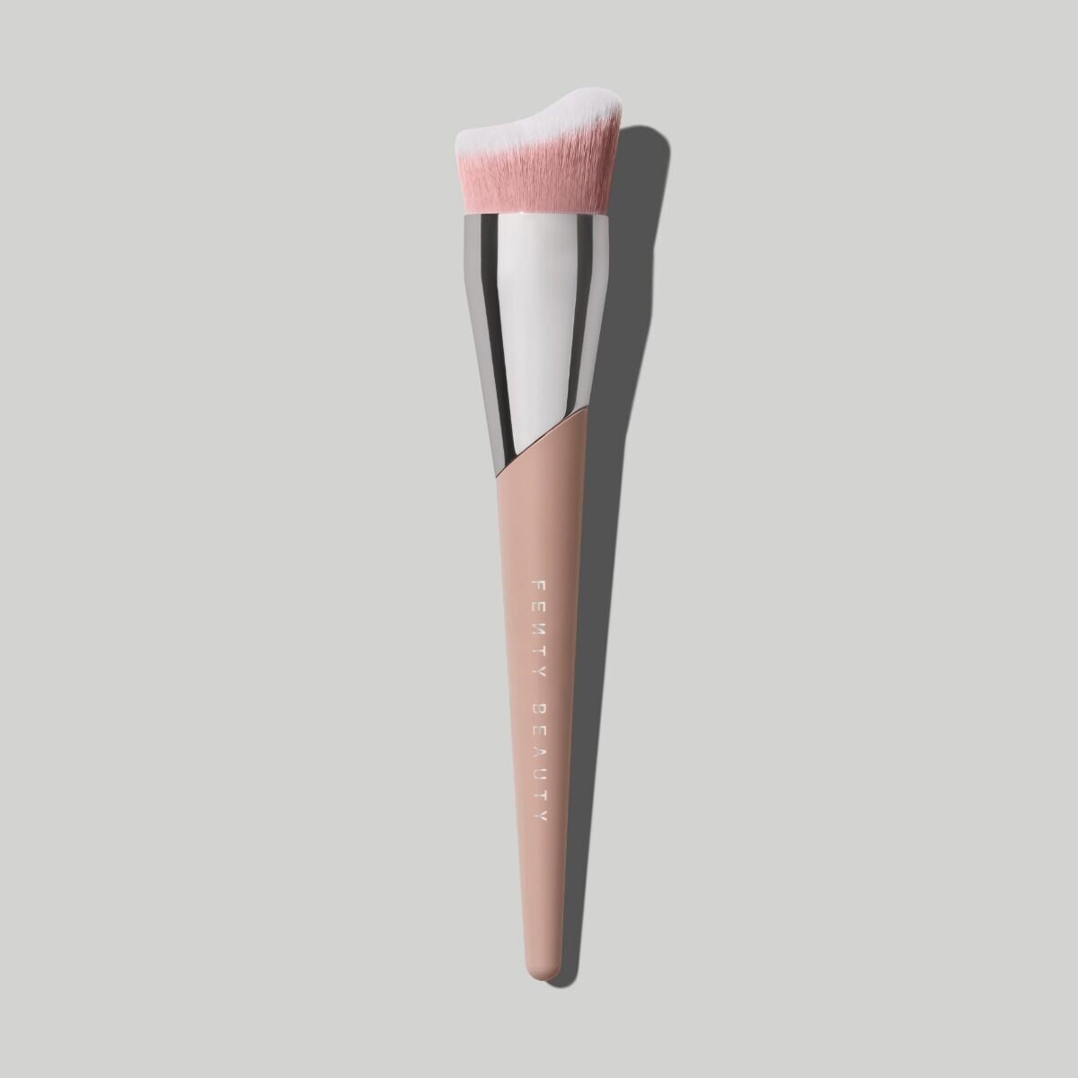FENTY BEAUTY同步推出藝能全開坡面粉底刷165