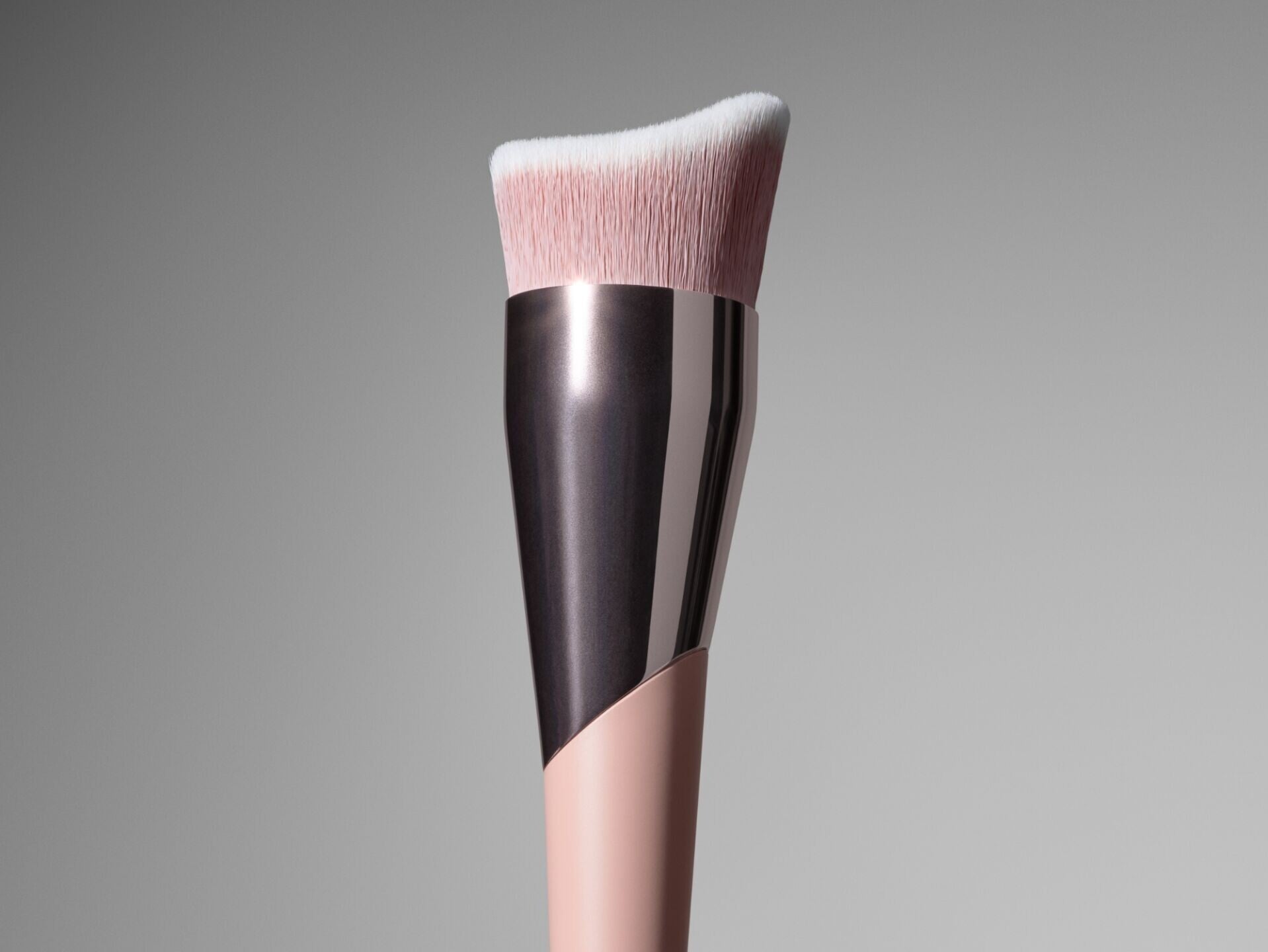 FENTY BEAUTY同步推出藝能全開坡面粉底刷165