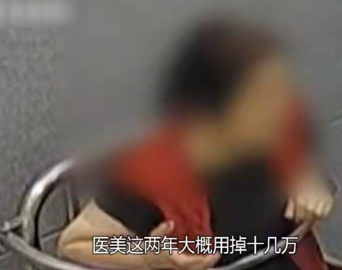 該女子其實是65歲醫院後勤保潔,並無醫生資質,接收錢款的賬戶,登記的卻是另一名男性。其社交平台全憑AI換臉及場景合成技術製造虛假人設。