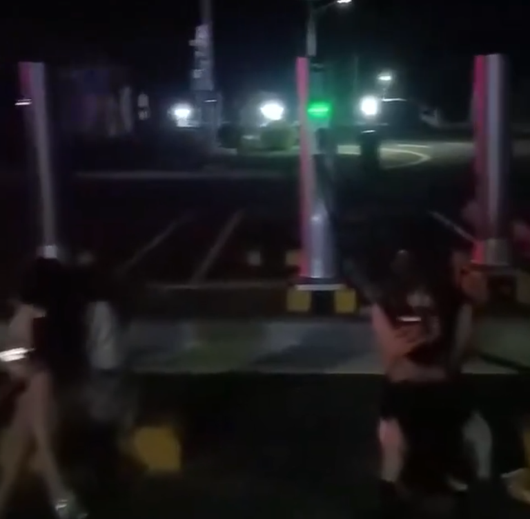 內地社交平台流傳電動車停車場充電站附近有一些年輕女子徘徊,跟等候充電男車主搭訕,近來網民議論稱她們為「充電媛」,質疑暗藏色情交易。(X)