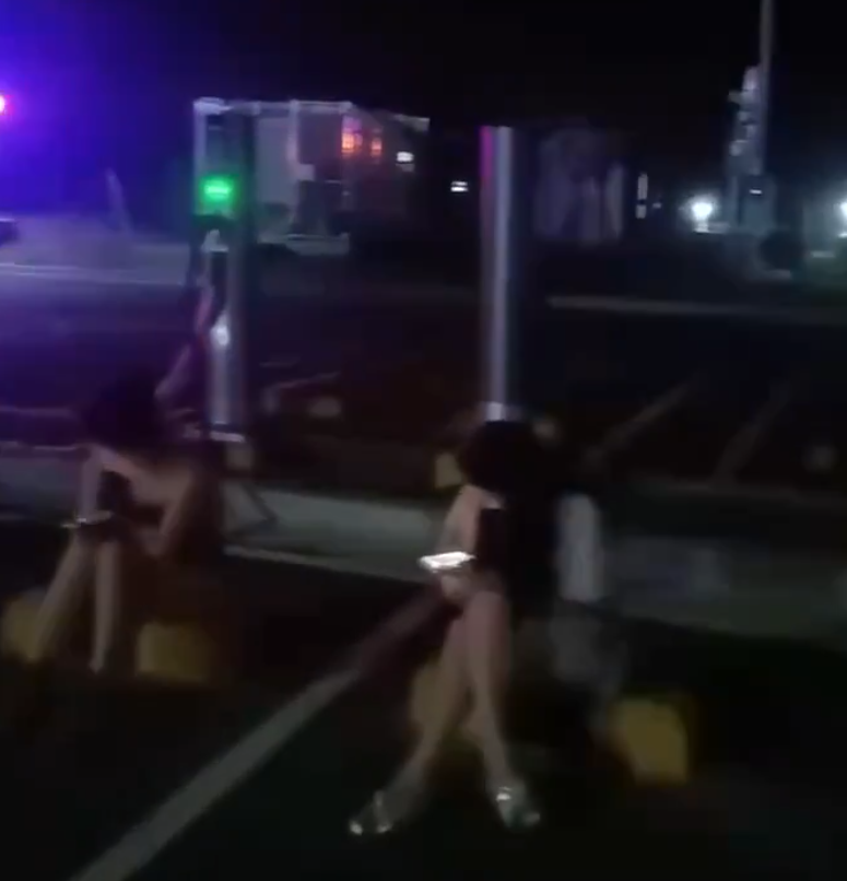 內地社交平台流傳電動車停車場充電站附近有一些年輕女子徘徊,跟等候充電男車主搭訕,近來網民議論稱她們為「充電媛」,質疑暗藏色情交易。(X)