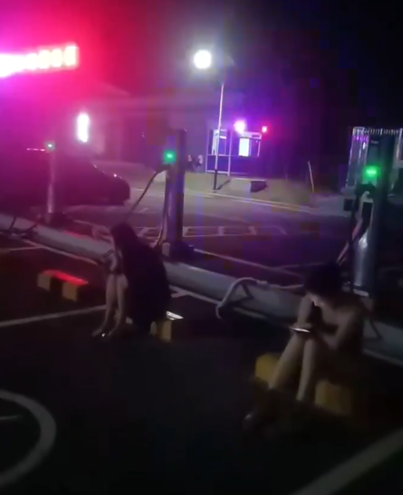 內地社交平台流傳電動車停車場充電站附近有一些年輕女子徘徊,跟等候充電男車主搭訕,近來網民議論稱她們為「充電媛」,質疑暗藏色情交易。(X)