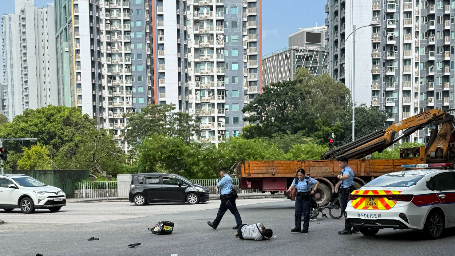 一輛警車駛至朗業街近港鐵朗屏站對開時，與一輛電動單車相撞。意外中，該名南亞裔騎手倒地腳部受傷，清醒由救護車送往屯門醫院治理，意外原因有待調查。（Threads@ondo.gdog）