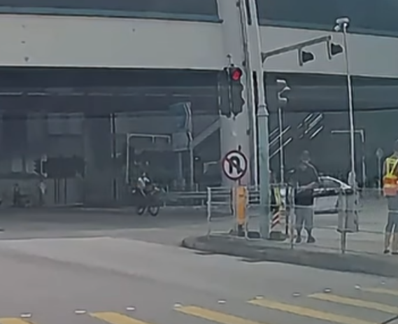 元朗朗屏站外一部警車與一部電動單車相撞。電動單車衝出橫過馬路期間,一輛警車高速駛至收制不及將它撞倒,騎手被撞至翻觔斗落地。(車cam L(香港群組)fb)