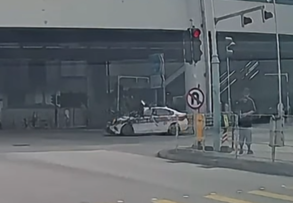 元朗朗屏站外一部警車與一部電動單車相撞。電動單車衝出橫過馬路期間,一輛警車高速駛至收制不及將它撞倒,騎手被撞至翻觔斗落地。(車cam L(香港群組)fb)