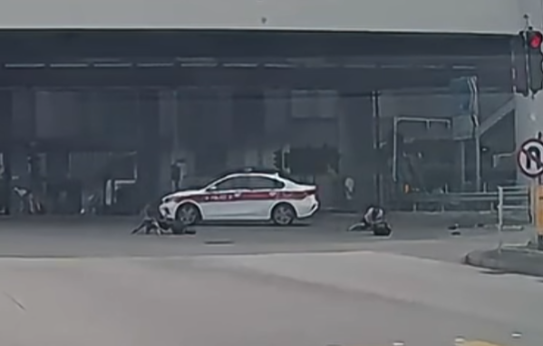 元朗朗屏站外一部警車與一部電動單車相撞。電動單車衝出橫過馬路期間,一輛警車高速駛至收制不及將它撞倒,騎手被撞至翻觔斗落地。(車cam L(香港群組)fb)
