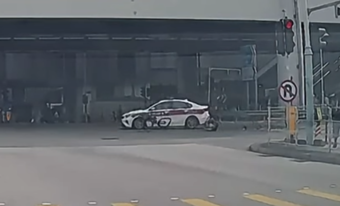 元朗朗屏站外一部警車與一部電動單車相撞。電動單車衝出橫過馬路期間,一輛警車高速駛至收制不及將它撞倒,騎手被撞至翻觔斗落地。(車cam L(香港群組)fb)